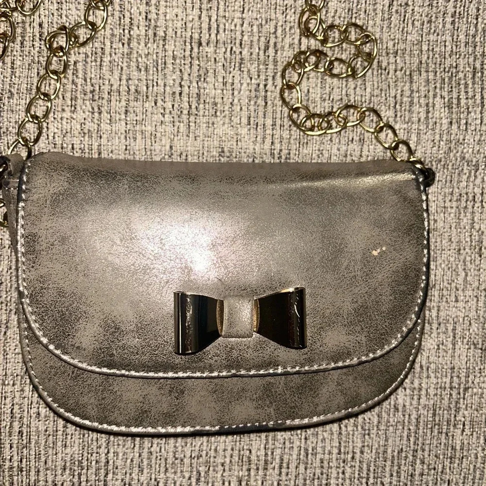 😍metallic toned purse with metal chain - Picture 2 of 8